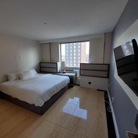 Mayfair Inn And Suites New York Exteriör bild